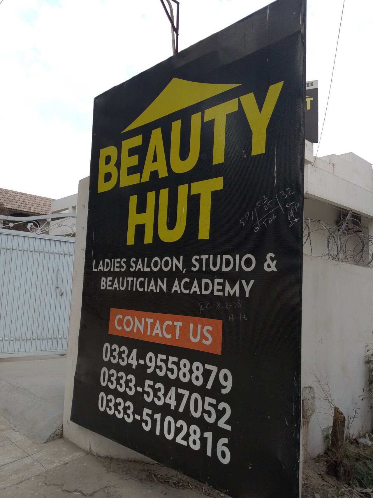 Beauty hut Gulzar-e-Quaid branch logo